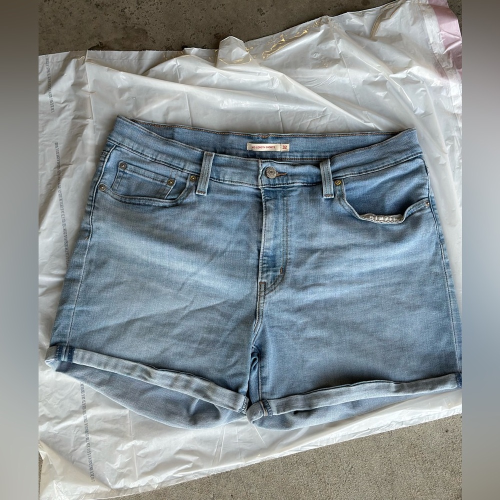 Levis women’s light blue Wash Denim Shorts
